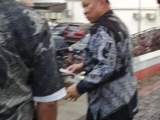 Foto : Awak media meminta wawancara singkat dengan Dirut BSG Revino Pepah, terkait berita yang viral dan perlu adanya hak jawab agar berimbang. Namun Dirut BSG Revino Pepah hanya berpaling aja