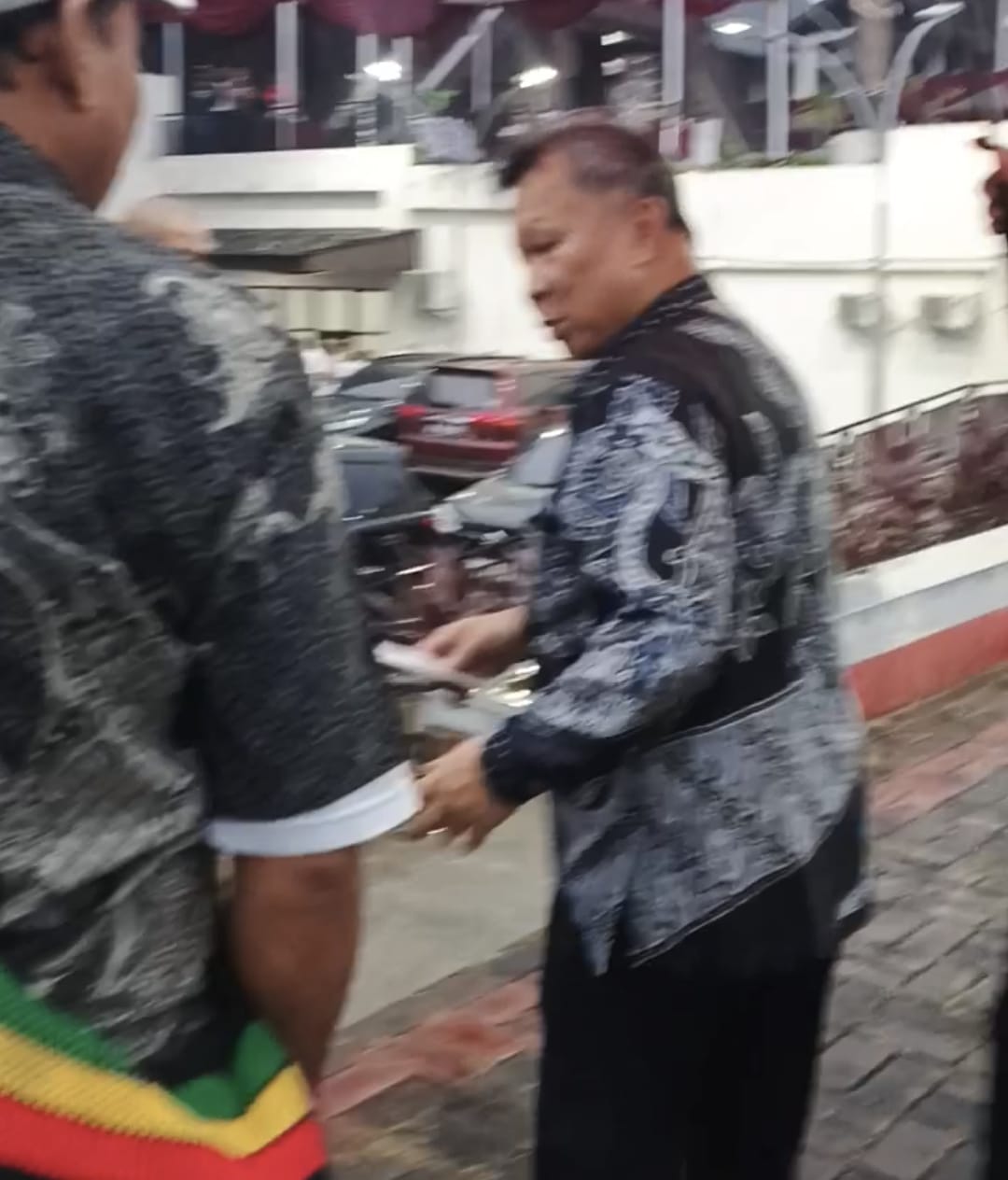Foto : Awak media meminta wawancara singkat dengan Dirut BSG Revino Pepah, terkait berita yang viral dan perlu adanya hak jawab agar berimbang. Namun Dirut BSG Revino Pepah hanya berpaling aja