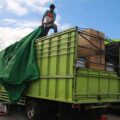Seorang sopir truk menutup muatannya mengunakan terpal saat antre menyeberang ke Halmahera di Pelabuhan Ferry Bastiong,Ternate, Maluku Utara, Kamis 22 Februari 2024. Para sopir truk lintas Halmahera mengeluhkan pelayanan pelabuhan ferry tidak maksimal sehingga mereka harus mengantre selama dua hari akibat dermaga satu belum difungsikan meskipun sudah selesai diperbaiki akhir tahun lalu dan hanya satu dermaga yang dapat digunakan hingga terhambatnya distribusi logistik ke daerah-daerah. ANTARA FOTO/Andri Saputra