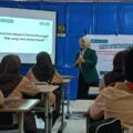 Gambar 1 Dosen FEB UNJ Putri Haryani, S.Tr.Ak, M.Sc sedang menyampaikan Pelatihan Penggunaan Financial Planner Berbasis Excel untuk Tingkatkan Literasi Keuangan Siswa SMP Negeri 93 Jakarta