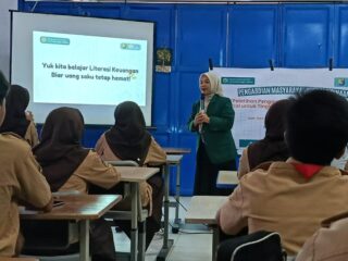 Gambar 1 Dosen FEB UNJ Putri Haryani, S.Tr.Ak, M.Sc sedang menyampaikan Pelatihan Penggunaan Financial Planner Berbasis Excel untuk Tingkatkan Literasi Keuangan Siswa SMP Negeri 93 Jakarta