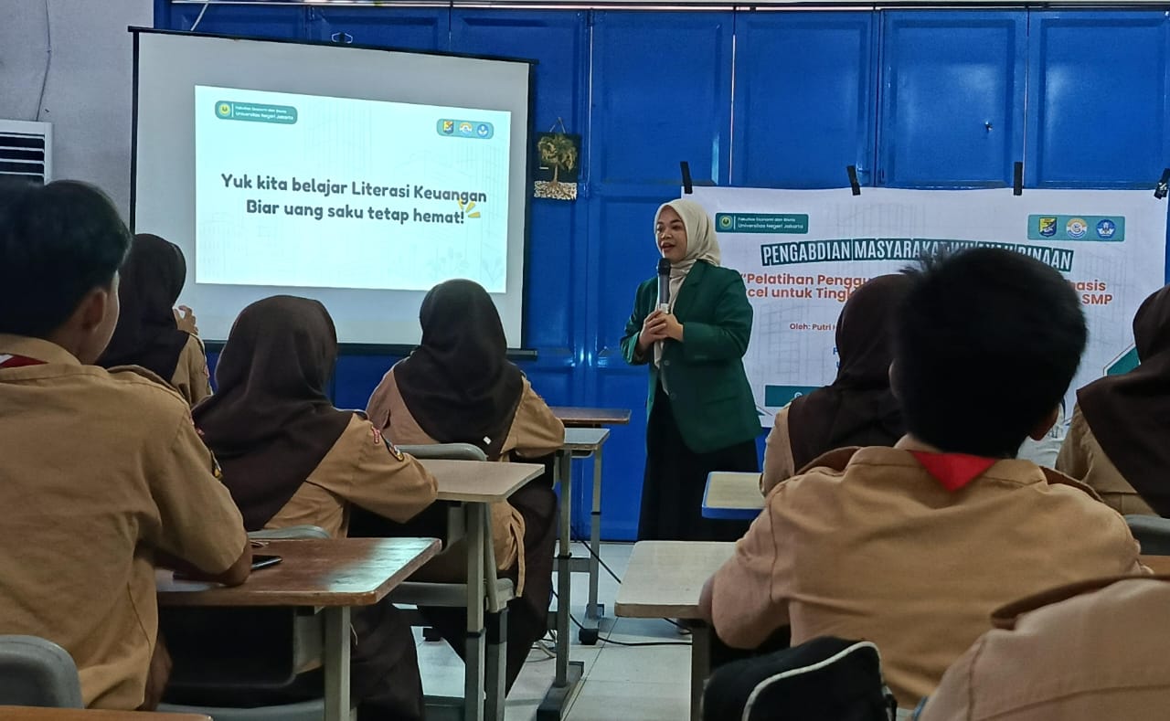 Gambar 1 Dosen FEB UNJ Putri Haryani, S.Tr.Ak, M.Sc sedang menyampaikan Pelatihan Penggunaan Financial Planner Berbasis Excel untuk Tingkatkan Literasi Keuangan Siswa SMP Negeri 93 Jakarta