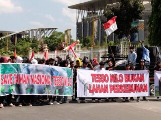 Ratusan Massa Dukung Penertiban TNTN, Serahkan Boneka Gajah "Tari & Domang" ke Gubernur dan Kejati Riau