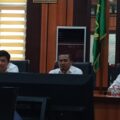 Kepala Kantor Pertanahan Kota Makassar, Adry Virly, didampingi staf saat menerima perwakilan ahli waris Abdul Jalali Dg. Nai di ruang pertemuan, Rabu (25/6/2025).