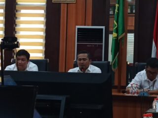 Kepala Kantor Pertanahan Kota Makassar, Adry Virly, didampingi staf saat menerima perwakilan ahli waris Abdul Jalali Dg. Nai di ruang pertemuan, Rabu (25/6/2025).