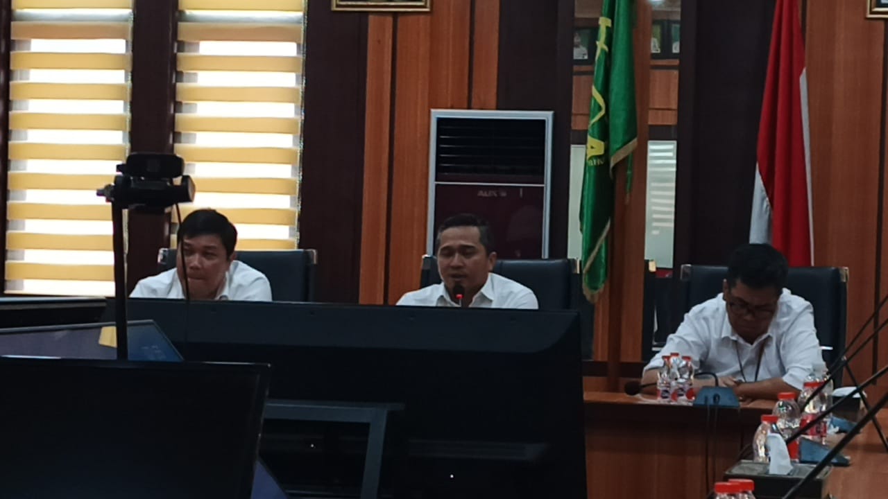 Kepala Kantor Pertanahan Kota Makassar, Adry Virly, didampingi staf saat menerima perwakilan ahli waris Abdul Jalali Dg. Nai di ruang pertemuan, Rabu (25/6/2025).