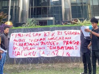 Desak KPK Usut Proyek Jalan di Maluku, Mahasiswa Demo di Depan Gedung KPK
