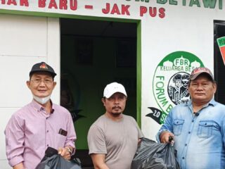 FBR Gardu G 0185 Johar Baru Serahkan Bantuan Perlengkapan Kematian untuk Warga RW 03