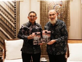 Menteri Kebudayaan Republik Indonesia Fadli Zon bersama akademisi asal Palestina Prof. Dr. Abd al-Fattah El-Awaisi usai berdiskusi mengenai rencana pendirian Museum Palestina–Indonesia di Jakarta. (Sumber: Kementerian Kebudayaan RI)