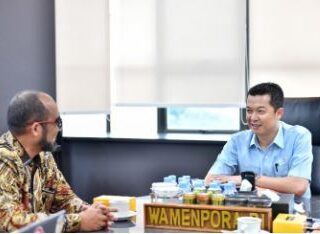Wakil Menteri Pemuda dan Olahraga Republik Indonesia (Wamenpora RI), Taufik Hidayat, menerima Vice President Head Public Affairs and Goverment Relations PT Nestle Indonesia, Darnifawan bersama jajaran di Kemenpora, Jakarta, Kamis (20/11).(foto:Andre/kemenpora.go.id)