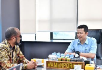 Wakil Menteri Pemuda dan Olahraga Republik Indonesia (Wamenpora RI), Taufik Hidayat, menerima Vice President Head Public Affairs and Goverment Relations PT Nestle Indonesia, Darnifawan bersama jajaran di Kemenpora, Jakarta, Kamis (20/11).(foto:Andre/kemenpora.go.id)