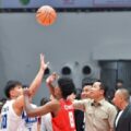 Wakil Menteri Pemuda dan Olahraga Republik Indonesia (Wamenpora RI), Taufik Hidayat, secara simbolis melakukan tip off atau jump ball sebagai tanda dimulainya pertandingan final sektor putra DBL 2025 Jakarta di Indonesia Arena, Jumat (21/11). (foto:Andre/kemenpora.go.id)