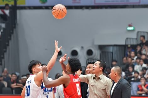 Wakil Menteri Pemuda dan Olahraga Republik Indonesia (Wamenpora RI), Taufik Hidayat, secara simbolis melakukan tip off atau jump ball sebagai tanda dimulainya pertandingan final sektor putra DBL 2025 Jakarta di Indonesia Arena, Jumat (21/11). (foto:Andre/kemenpora.go.id)