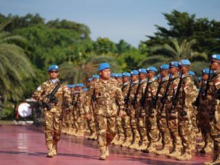Prajurit TNI yang tergabung dalam Kontingen Garuda (Konga) Monusco bersiap menjalankan tugas sebagai pasukan pemelihara perdamaian PBB. Upacara pelepasan dipimpin Irjen TNI Laksdya Dadi Hartanto di Plaza Mabes TNI, Cilangkap, Jakarta. (Foto: Dok. Dispenad via Kompas.com)