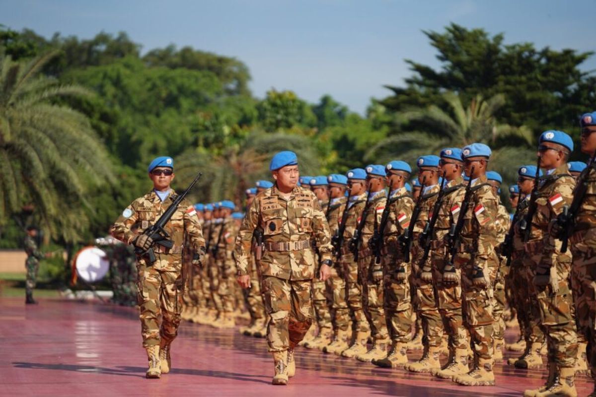 Prajurit TNI yang tergabung dalam Kontingen Garuda (Konga) Monusco bersiap menjalankan tugas sebagai pasukan pemelihara perdamaian PBB. Upacara pelepasan dipimpin Irjen TNI Laksdya Dadi Hartanto di Plaza Mabes TNI, Cilangkap, Jakarta. (Foto: Dok. Dispenad via Kompas.com)
