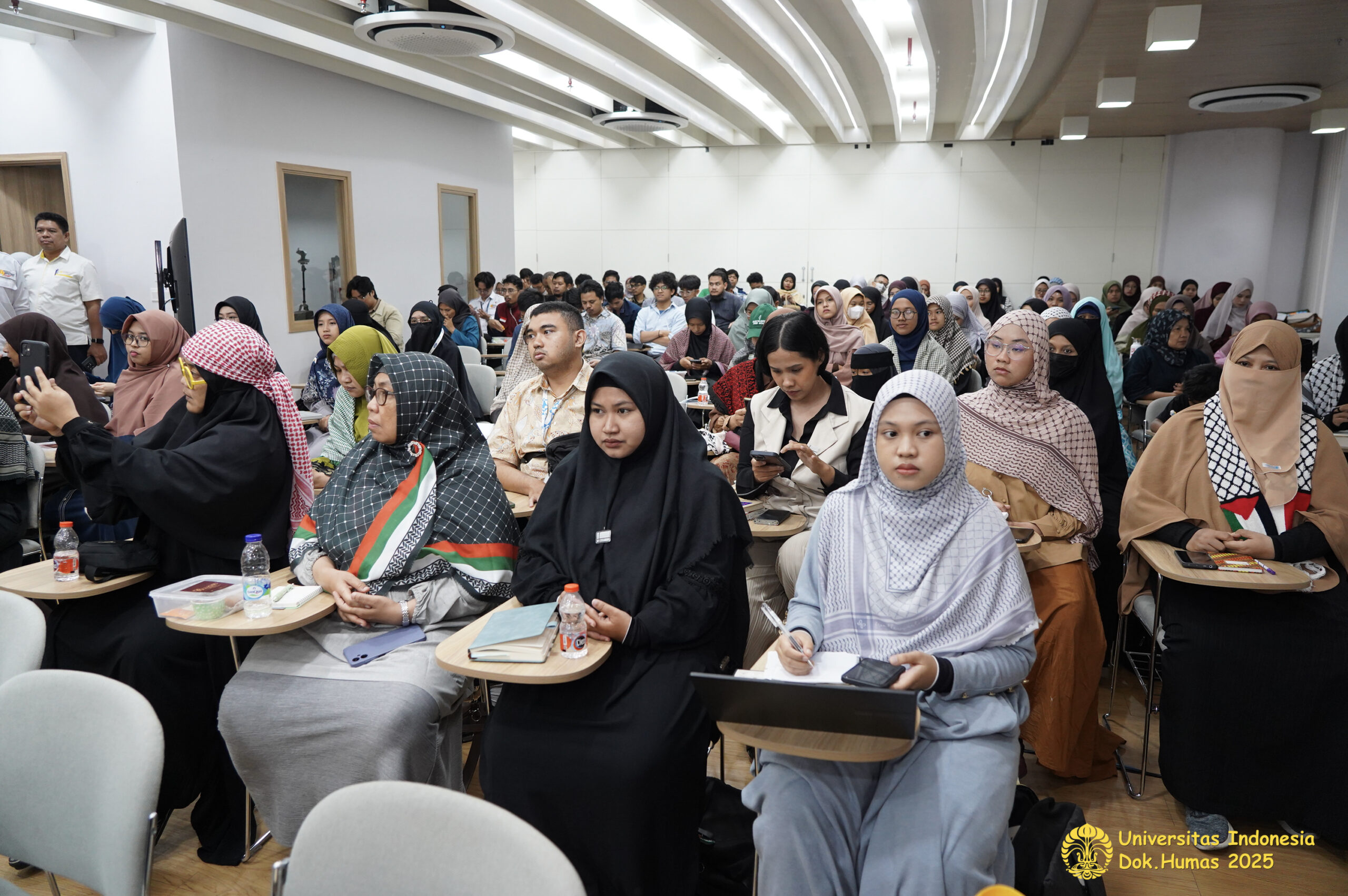 Peserta kuliah umum “Beyond 1948” di Universitas Indonesia menyimak pemaparan Prof. El-Awaisi tentang konsep “Intellectual Nakba.”📸 Universitas Indonesia / Dok. Humas 2025