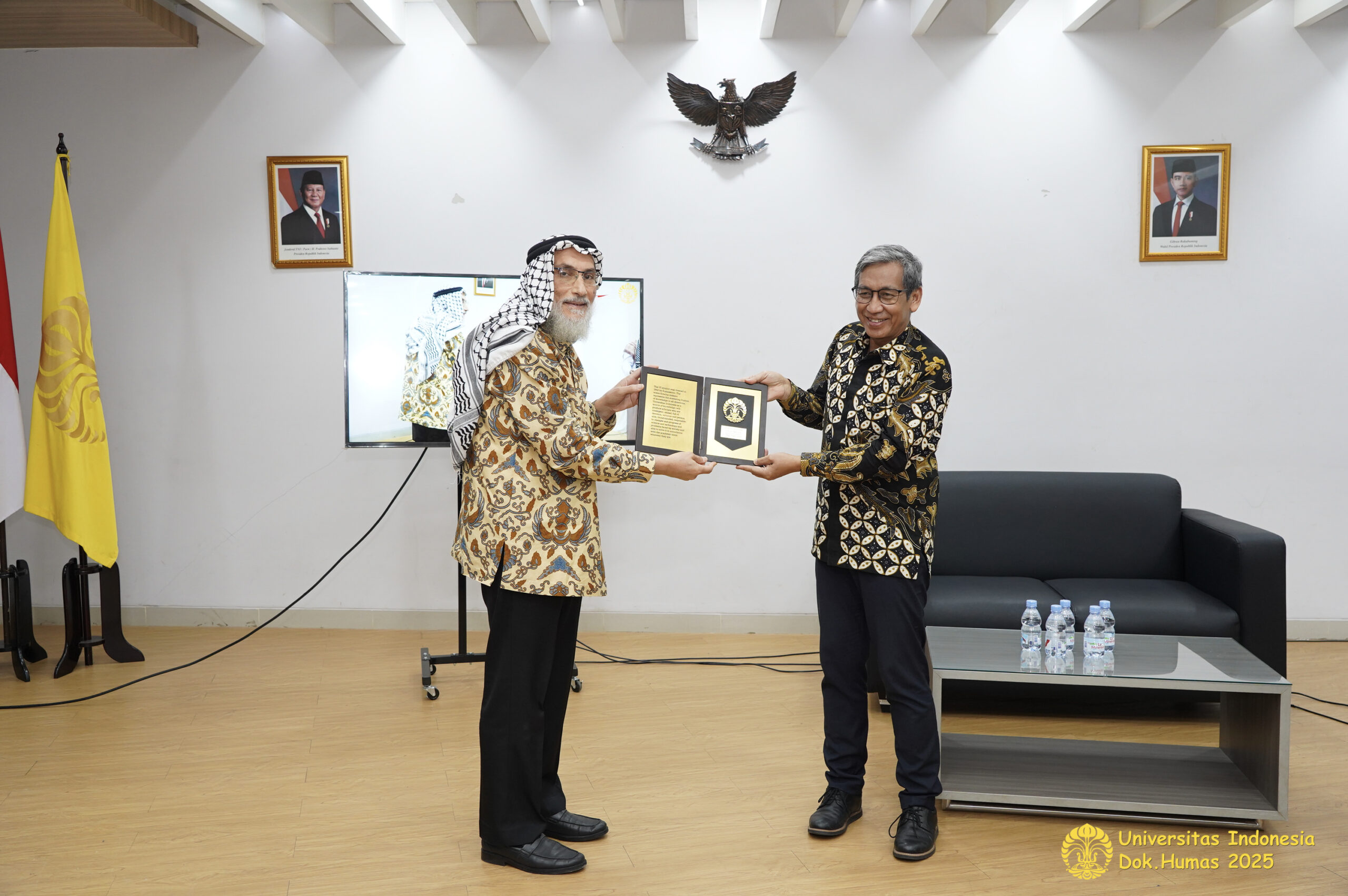 Penyerahan plakat dari Prof. Dr. Hamdi Muluk, M.Si. (Wakil Rektor Bidang Riset dan Inovasi UI) kepada Prof. Dr. Abd al-Fattah El-Awaisi pada kuliah umum “Beyond 1948.”📸 Universitas Indonesia / Dok. Humas 2025