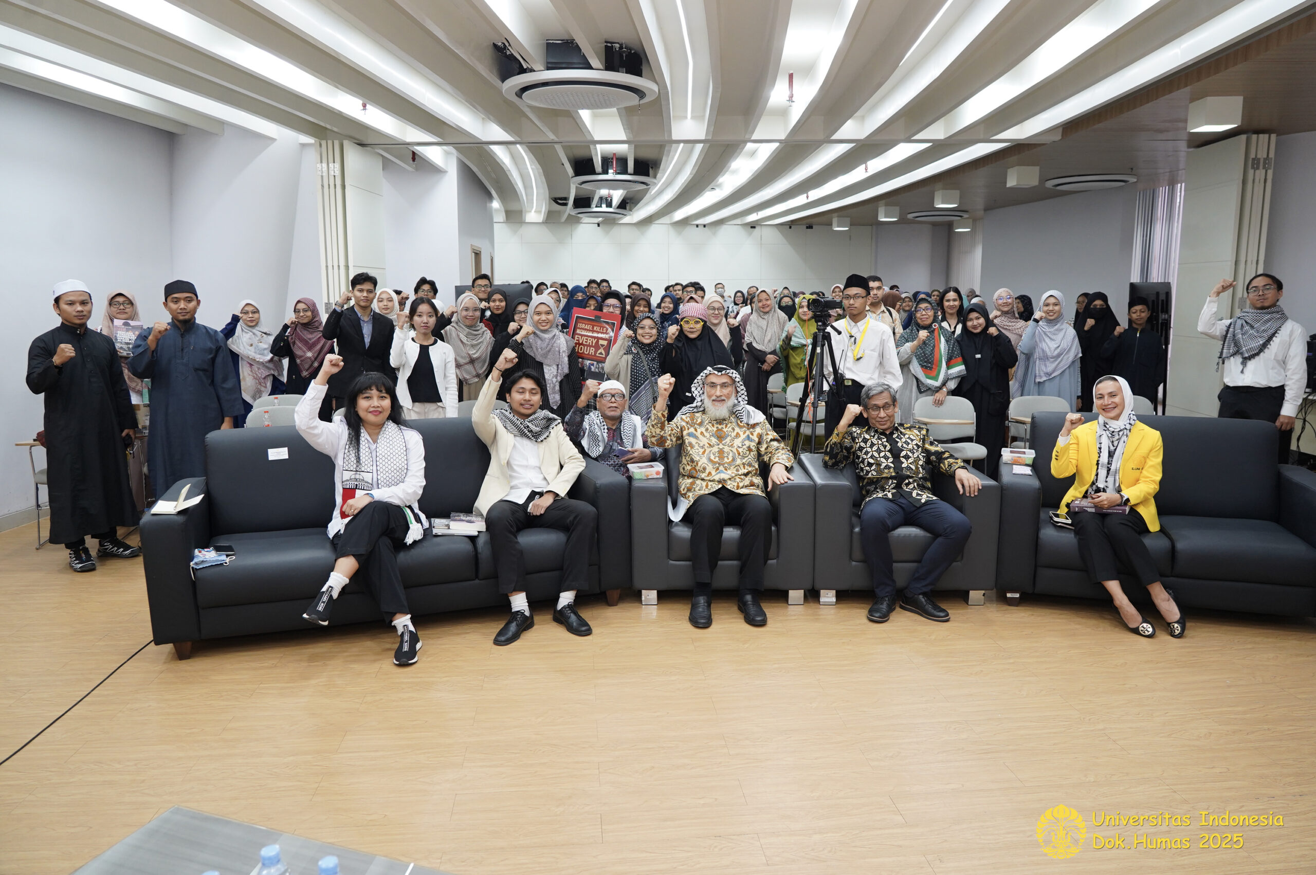 Prof. El-Awaisi berfoto bersama panitia dan peserta kuliah umum “Beyond 1948” di Universitas Indonesia.📸 Universitas Indonesia / Dok. Humas 2025