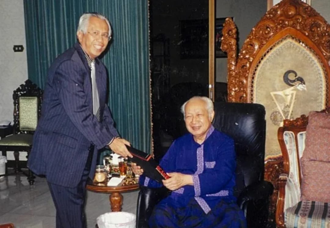 (Foto Istimewa: O.C. Kaligis bersama Presiden RI ke-2 HM Soeharto)