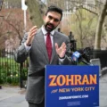 Zohran Mamdani dalam salah satu agenda kampanye menuju pemilihan Wali Kota New York City, April 2025. (Sumber foto: Britannica)