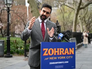 Zohran Mamdani dalam salah satu agenda kampanye menuju pemilihan Wali Kota New York City, April 2025. (Sumber foto: Britannica)