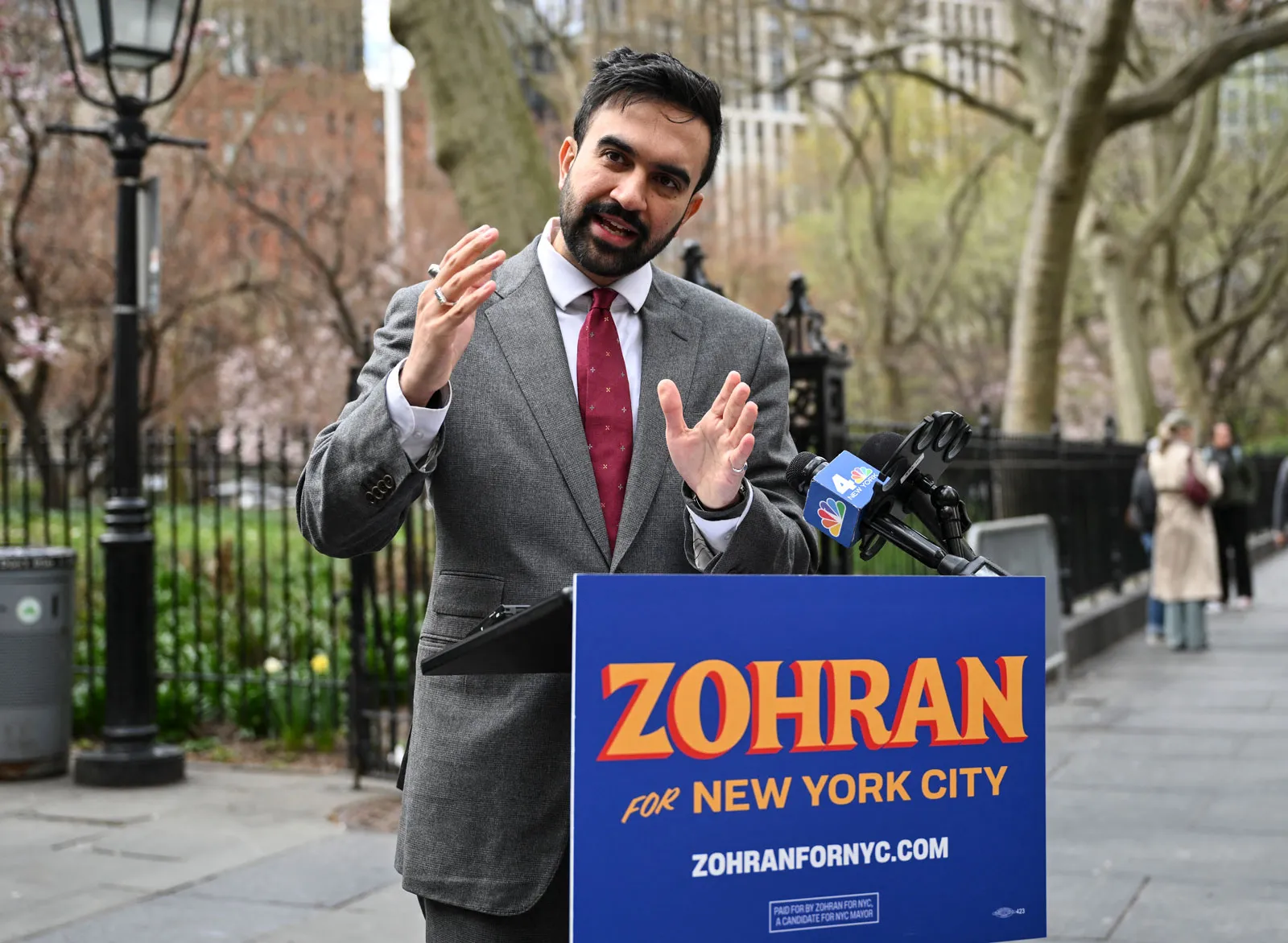Zohran Mamdani dalam salah satu agenda kampanye menuju pemilihan Wali Kota New York City, April 2025. (Sumber foto: Britannica)