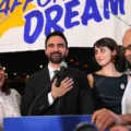 Zohran Mamdani tampil di panggung kemenangan bersama para pendukungnya dalam acara election night di The Greats of Craft LIC, Queens, New York. (Foto: Michael M. Santiago / Getty Images via AFP)