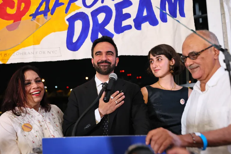 Zohran Mamdani tampil di panggung kemenangan bersama para pendukungnya dalam acara election night di The Greats of Craft LIC, Queens, New York. (Foto: Michael M. Santiago / Getty Images via AFP)