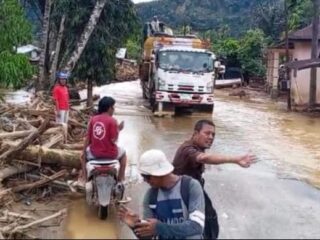 Foto : Empat kecamatan yang hingga kini belum sepenuhnya pulih aksesnya tersebut yakni Kecamatan Sitahuis, Sibabangun, Tukka, dan Lumut. 