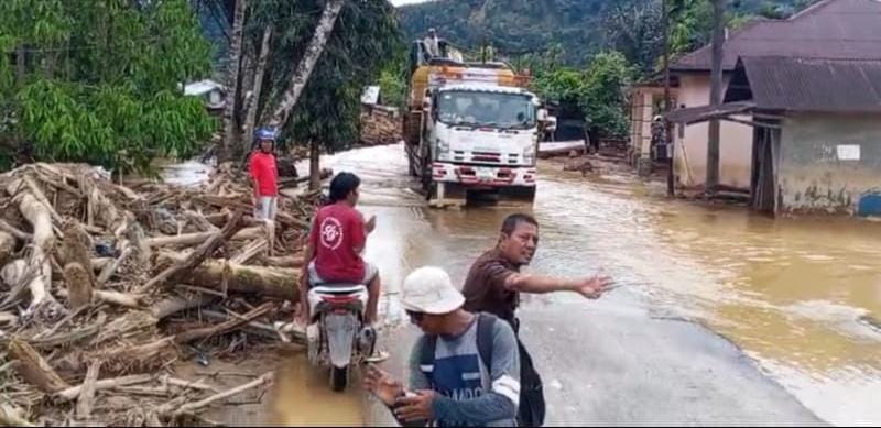 Foto : Empat kecamatan yang hingga kini belum sepenuhnya pulih aksesnya tersebut yakni Kecamatan Sitahuis, Sibabangun, Tukka, dan Lumut. 