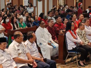 Paroki Kramat Gereja Hati Kudus Rayakan Misa Malam Natal dengan Khidmat dan Sukacita