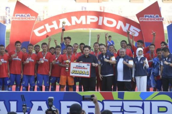 Menteri Pemuda dan Olahraga (Menpora) RI Erick Thohir menghadiri Upacara Penutupan Festival Sepak Bola U-12 dan U-15 Piala Presiden 2025 di Stadion Gelora 10 November Tambaksari, Surabaya, Jawa Timur (Jatim), Kamis (2/10) sore. (foto:bagus/kemenpora.go.id)