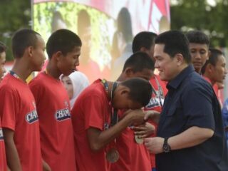 Menteri Pemuda dan Olahraga (Menpora) RI Erick Thohir berpesan kepada para juara Piala Presiden U-12 dan U-15 Tahun 2025 untuk tidak cepat berpuas diri. Jangan sampai keberhasilan yang didapatkan tersebut membuat diri menjadi besar kepala atau sombong.(foto:bagus/kemenpora.go.id)