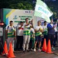 Wakil Menteri Pemuda dan Olahraga Republik Indonesia (Wamenpora RI), Taufik Hidayat melepas peserta lari dalam ajang AliRun Cinta Bumi yang digelar di Bintaro Jaya Exchange, Tangerang Selatan, Banten, Minggu (2/11). (foto:Gilang/kemenpora.go.id)