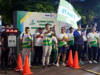 Wakil Menteri Pemuda dan Olahraga Republik Indonesia (Wamenpora RI), Taufik Hidayat melepas peserta lari dalam ajang AliRun Cinta Bumi yang digelar di Bintaro Jaya Exchange, Tangerang Selatan, Banten, Minggu (2/11). (foto:Gilang/kemenpora.go.id)