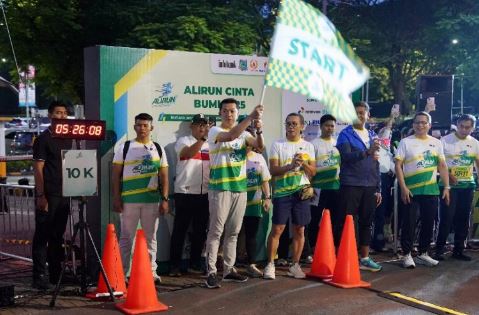 Wakil Menteri Pemuda dan Olahraga Republik Indonesia (Wamenpora RI), Taufik Hidayat melepas peserta lari dalam ajang AliRun Cinta Bumi yang digelar di Bintaro Jaya Exchange, Tangerang Selatan, Banten, Minggu (2/11). (foto:Gilang/kemenpora.go.id)