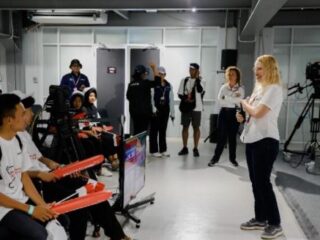 Antusiasme masyarakat lokal dan luar daerah di Indonesia menyambut gelaran MotoGP seri ke-18 Pertamina Grand Prix of Indonesia 2025 di Sirkuit Mandalika kian terasa besar. Indonesia Tourism Development Corporation (ITDC) bersama Dorna Sports menggelar program edukatif bertajuk Riders MotoGP Go To Schools.(foto:istimewa)