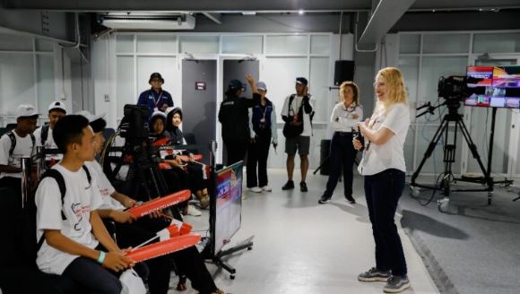 Antusiasme masyarakat lokal dan luar daerah di Indonesia menyambut gelaran MotoGP seri ke-18 Pertamina Grand Prix of Indonesia 2025 di Sirkuit Mandalika kian terasa besar. Indonesia Tourism Development Corporation (ITDC) bersama Dorna Sports menggelar program edukatif bertajuk Riders MotoGP Go To Schools.(foto:istimewa)