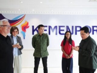 Menteri Pemuda dan Olahraga Republik Indonesia (Menpora RI) Erick Thohir mendukung atlet muda Indonesia yang terus mengukir prestasi di kancah dunia. Salah satu dukungan itu diberikan Menpora Erick kepada atlet muda snowboarding Indonesia Zazi Betari Landman.(foto:raiky/kemenpora.go.id)