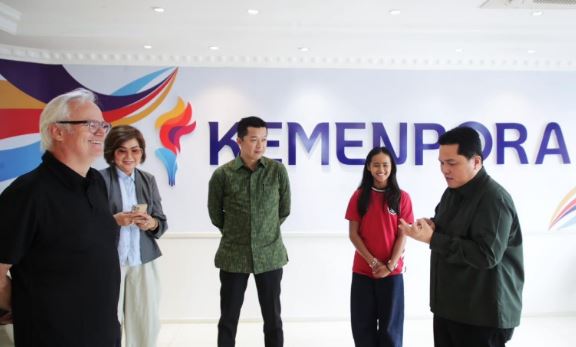 Menteri Pemuda dan Olahraga Republik Indonesia (Menpora RI) Erick Thohir mendukung atlet muda Indonesia yang terus mengukir prestasi di kancah dunia. Salah satu dukungan itu diberikan Menpora Erick kepada atlet muda snowboarding Indonesia Zazi Betari Landman.(foto:raiky/kemenpora.go.id)