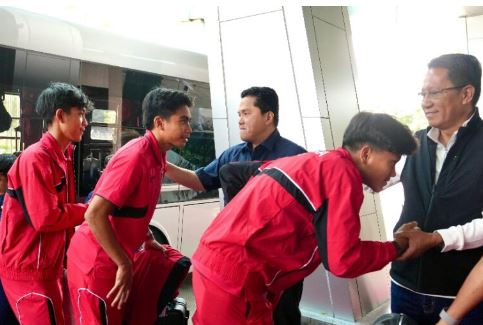 Tim nasional Indonesia U-17 asuhan Nova Arianto tiba di tanah air usai berjuang demi mengharumkan nama bangsa di ajang bergengsi Piala Dunia U-17 tahun 2025 yang berlangsung di Qatar.(foto:Gilang/kemenpora.go.id)