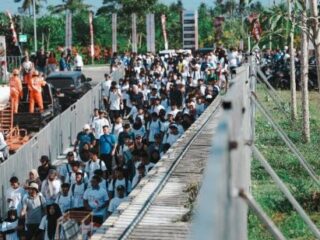 Para penonton nampak antusias saat hadir untuk menyaksikan gelaran MotoGP Mandalika 2025 di Pertamina Mandalika International Circuit, Lombok, NTB, Sabtu (4/10). (foto: Injourney)
