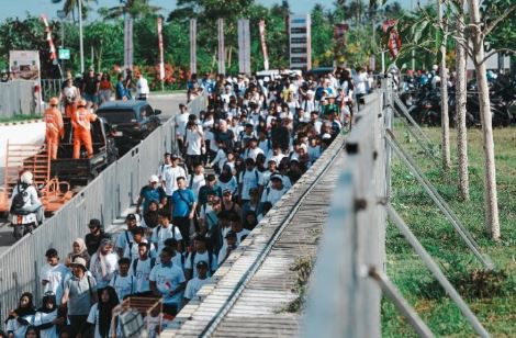 Para penonton nampak antusias saat hadir untuk menyaksikan gelaran MotoGP Mandalika 2025 di Pertamina Mandalika International Circuit, Lombok, NTB, Sabtu (4/10). (foto: Injourney)
