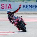 Rider Aprilia Marco Bezzecchi keluar sebagai pemenang pada lomba Sprint Race Pertamina Grand Prix of Indonesia 2025 yang digelar di Pertamina Mandalika International Circuit, Lombok, NTB, Sabtu (4/10). Juara dunia MotoGP 2025 Marc Marquez finis di posisi ketujuh dari start di posisi ke-9.(foto: Injourney)