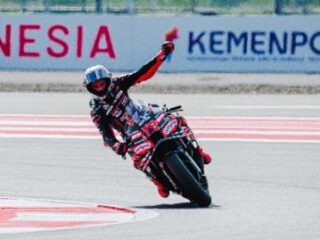 Rider Aprilia Marco Bezzecchi keluar sebagai pemenang pada lomba Sprint Race Pertamina Grand Prix of Indonesia 2025 yang digelar di Pertamina Mandalika International Circuit, Lombok, NTB, Sabtu (4/10). Juara dunia MotoGP 2025 Marc Marquez finis di posisi ketujuh dari start di posisi ke-9.(foto: Injourney)