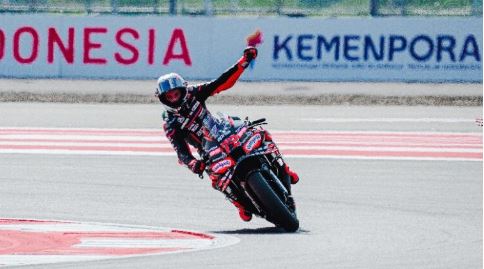 Rider Aprilia Marco Bezzecchi keluar sebagai pemenang pada lomba Sprint Race Pertamina Grand Prix of Indonesia 2025 yang digelar di Pertamina Mandalika International Circuit, Lombok, NTB, Sabtu (4/10). Juara dunia MotoGP 2025 Marc Marquez finis di posisi ketujuh dari start di posisi ke-9.(foto: Injourney)