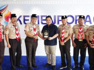 Menteri Pemuda dan Olahraga Republik Indonesia (Menpora RI) Erick Thohir, menerima audiensi Ketua Kwarnas Gerakan Pramuka Budi Waseso yang hadir bersama Sekjen Kwarnas Gerakan Pramuka Bachtiar, Waka Kwarnas Bidang Pembinaan Anggota Muda Rachman Syah di Lantai 10 Kantor Kemenpora Senayan, Jakarta, Jumat (14/11).(foto:raiky/kemenpora.go.id)
