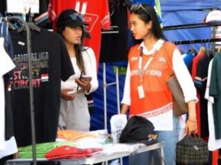 Penyelenggaraan ajang balap motor paling bergengsi di dunia MotoGP seri ke-18 Pertamina Grand Prix of Indonesia 2025 di Mandalika terbukti mendorong dampak ekonomi lokal warga Lombok, NTB secara signifikan. Salah satunya warung makan yang berada di sekitar Sirkuit Mandalika.(foto:Andre/kemenpora.go.id)