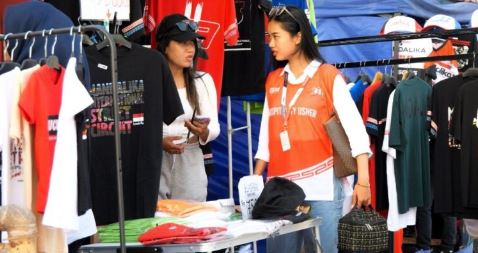 Penyelenggaraan ajang balap motor paling bergengsi di dunia MotoGP seri ke-18 Pertamina Grand Prix of Indonesia 2025 di Mandalika terbukti mendorong dampak ekonomi lokal warga Lombok, NTB secara signifikan. Salah satunya warung makan yang berada di sekitar Sirkuit Mandalika.(foto:Andre/kemenpora.go.id)