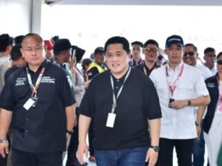 Menteri Pemuda dan Olahraga Republik Indonesia (Menpora RI) Erick Thohir didampingi Wakil Menteri Pemuda dan Olahraga Republik Indonesia (Wamenpora RI) Taufik Hidayat, menyaksikan lomba balap MotoGP di Pertamina Mandalika International Sircuit, Lombok, Nusa Tenggara Barat (NTB). Sukses MotoGP Mandalika bukti nyata kolaborasi pusat, daerah dan privat sector.(foto:Andre/kemenpora.go.id)
